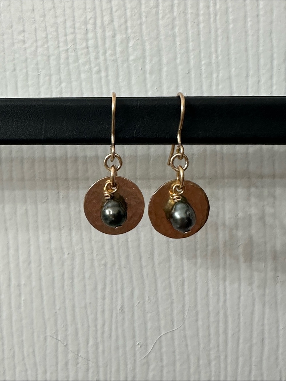 14k Gold-Filled Earrings Hammered Discs Tahitian Keshi Pearls 1.25” NWOT